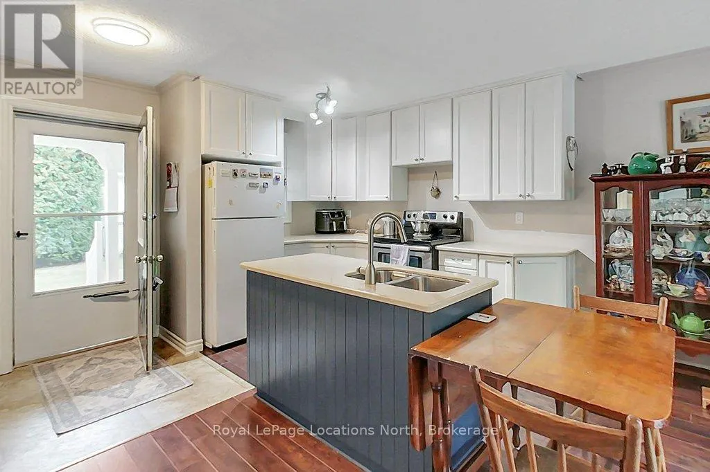 2 - 83 VICTORIA STREET #2