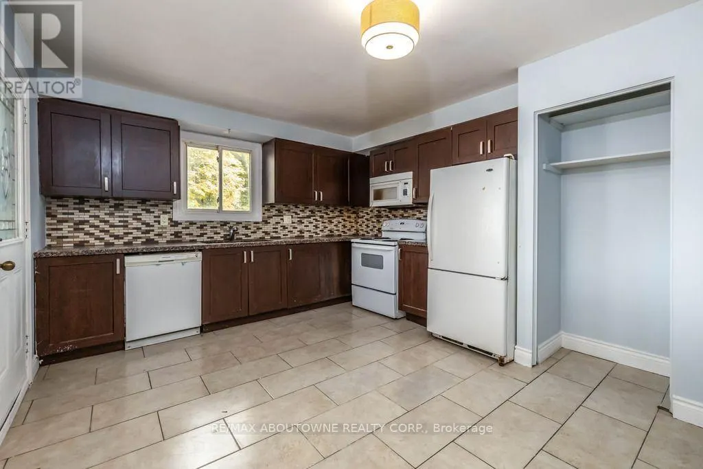 4 GLAMIS COURT