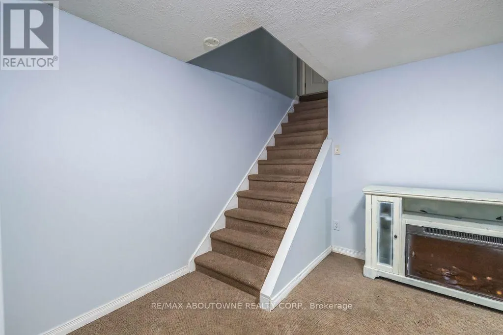 4 GLAMIS COURT