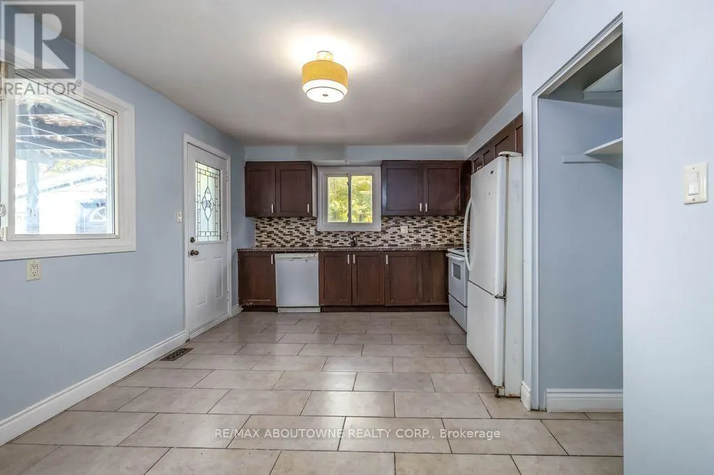 4 GLAMIS COURT