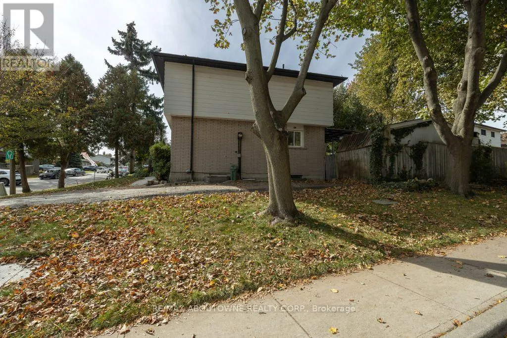 4 GLAMIS COURT
