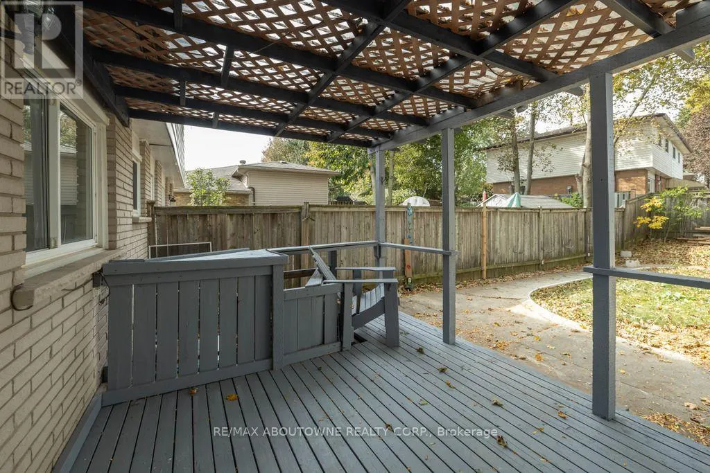 4 GLAMIS COURT