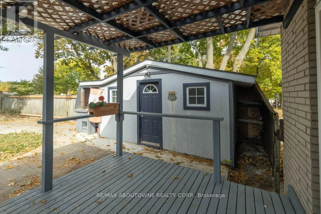 4 GLAMIS COURT