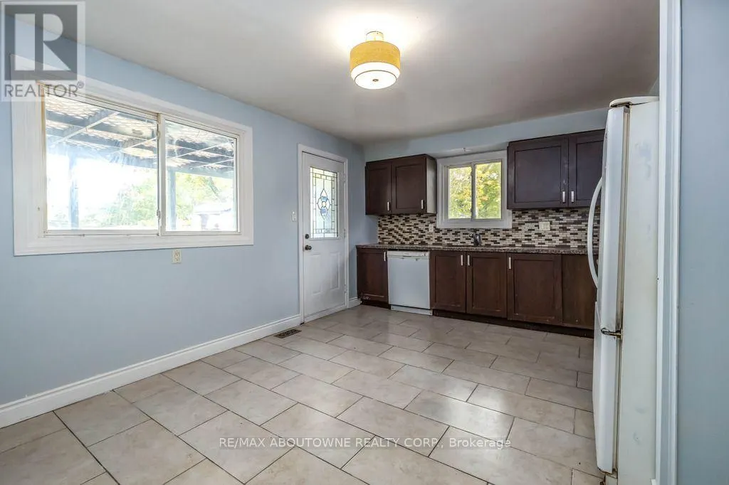 4 GLAMIS COURT