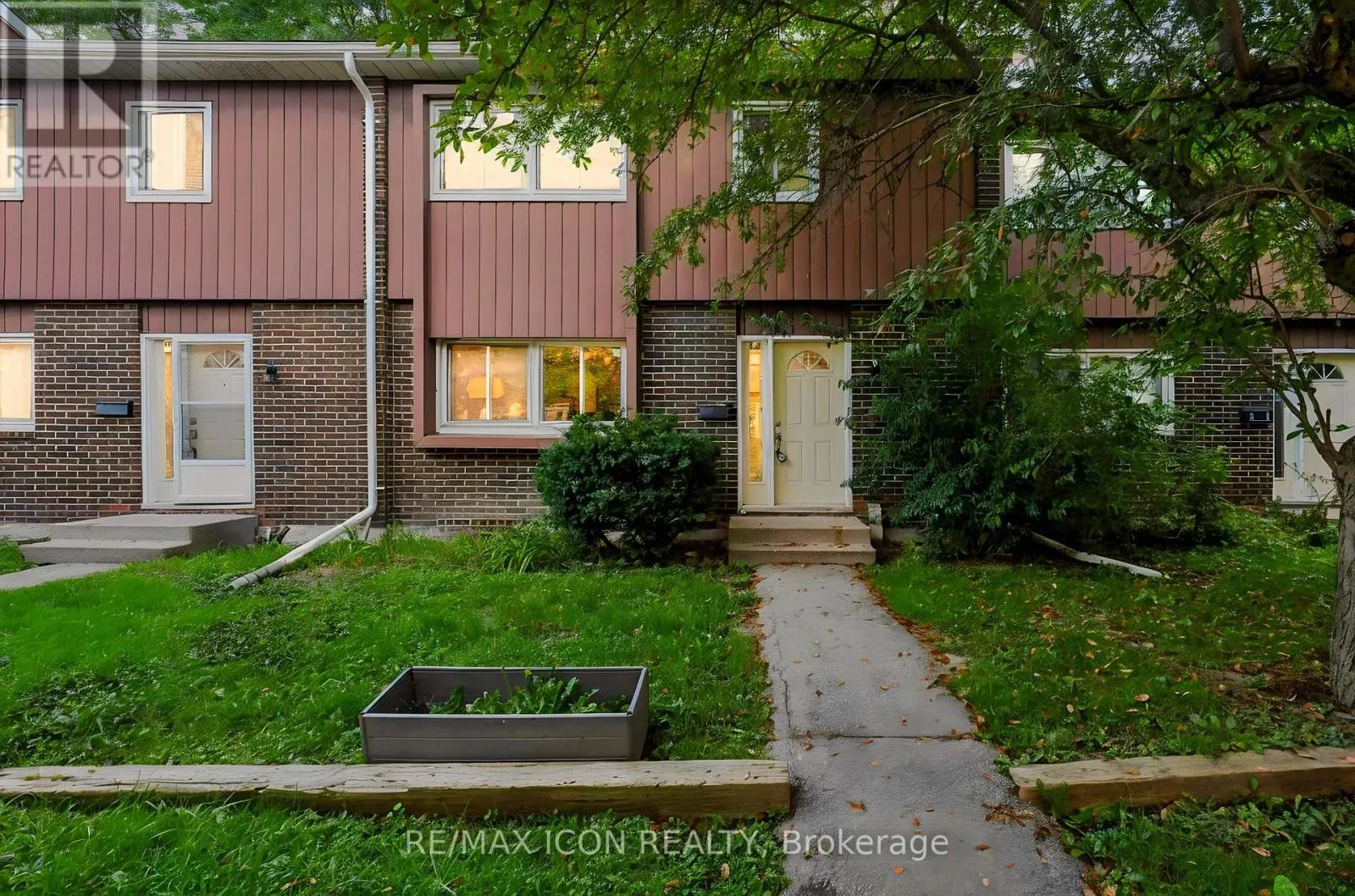 102 - 121 UNIVERSITY AVENUE E