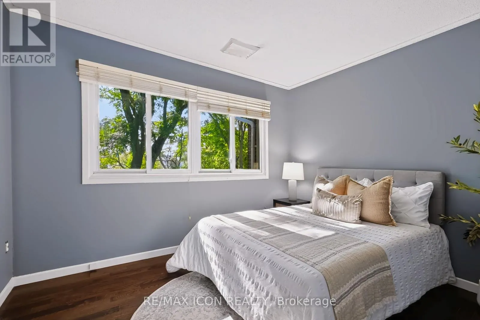 102 - 121 UNIVERSITY AVENUE E