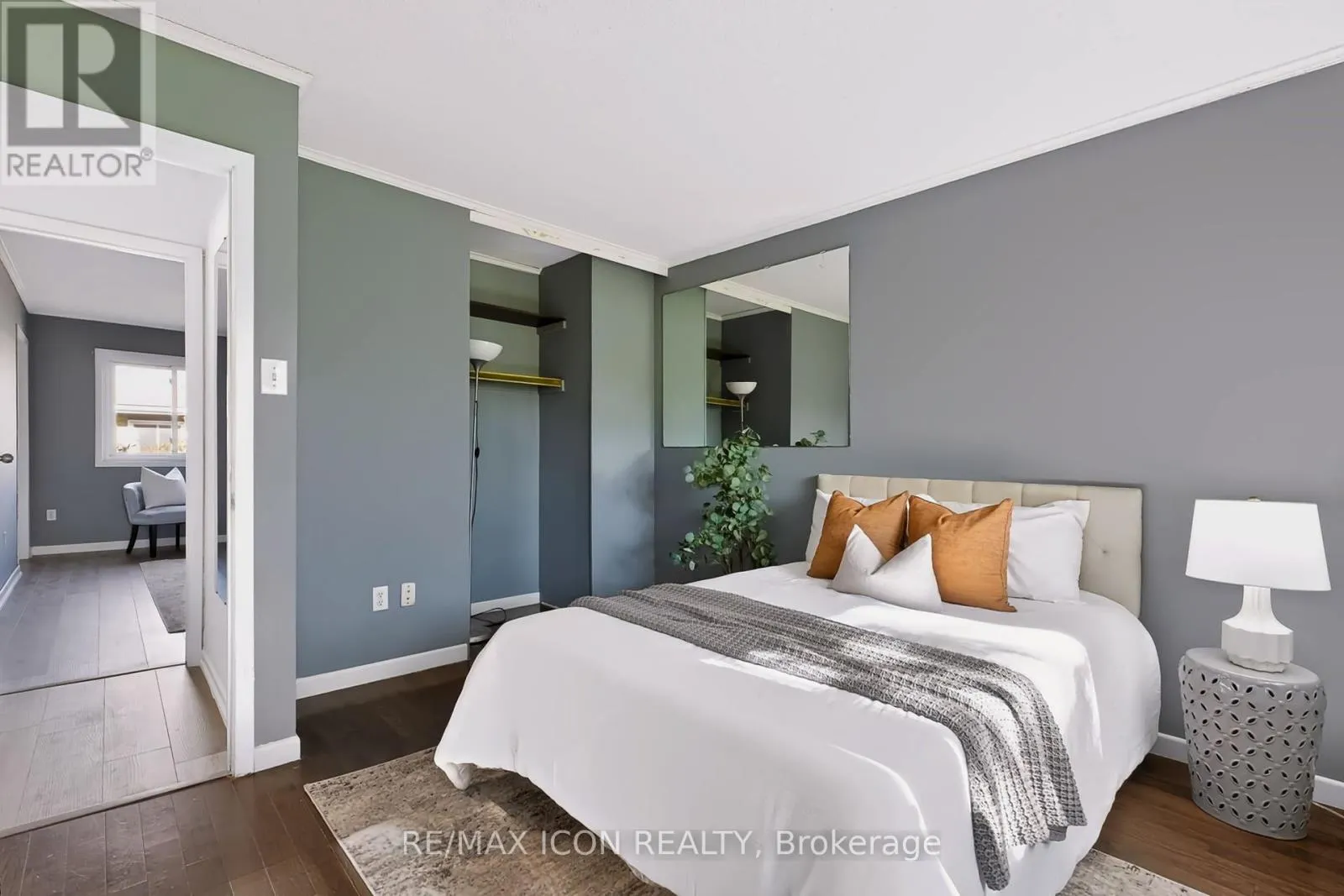 102 - 121 UNIVERSITY AVENUE E