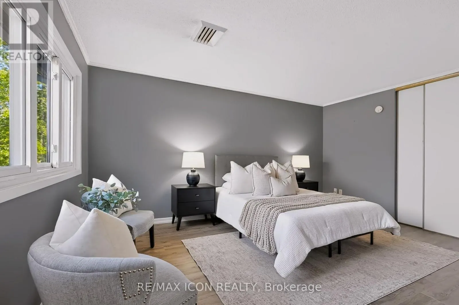102 - 121 UNIVERSITY AVENUE E