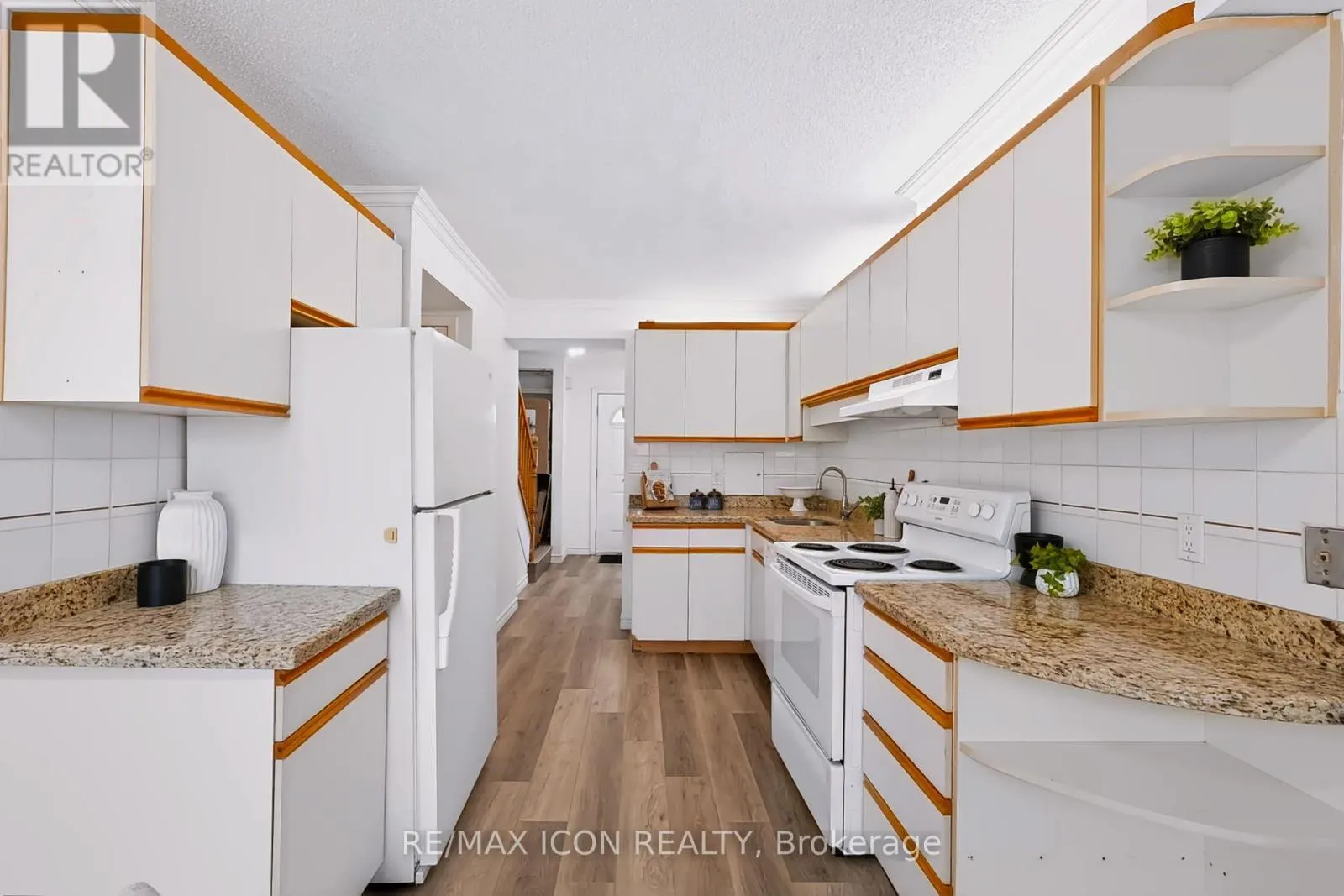 102 - 121 UNIVERSITY AVENUE E