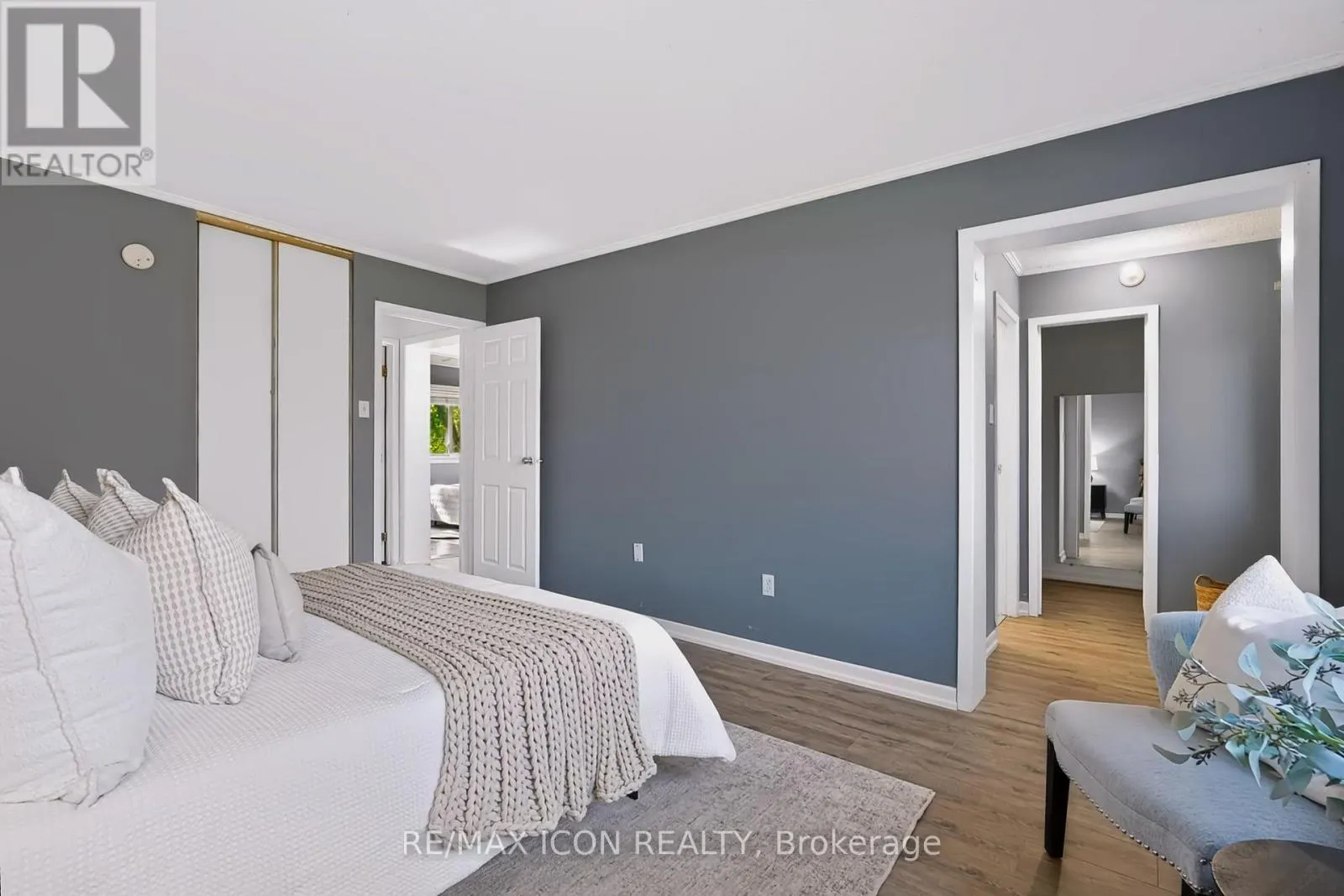 102 - 121 UNIVERSITY AVENUE E