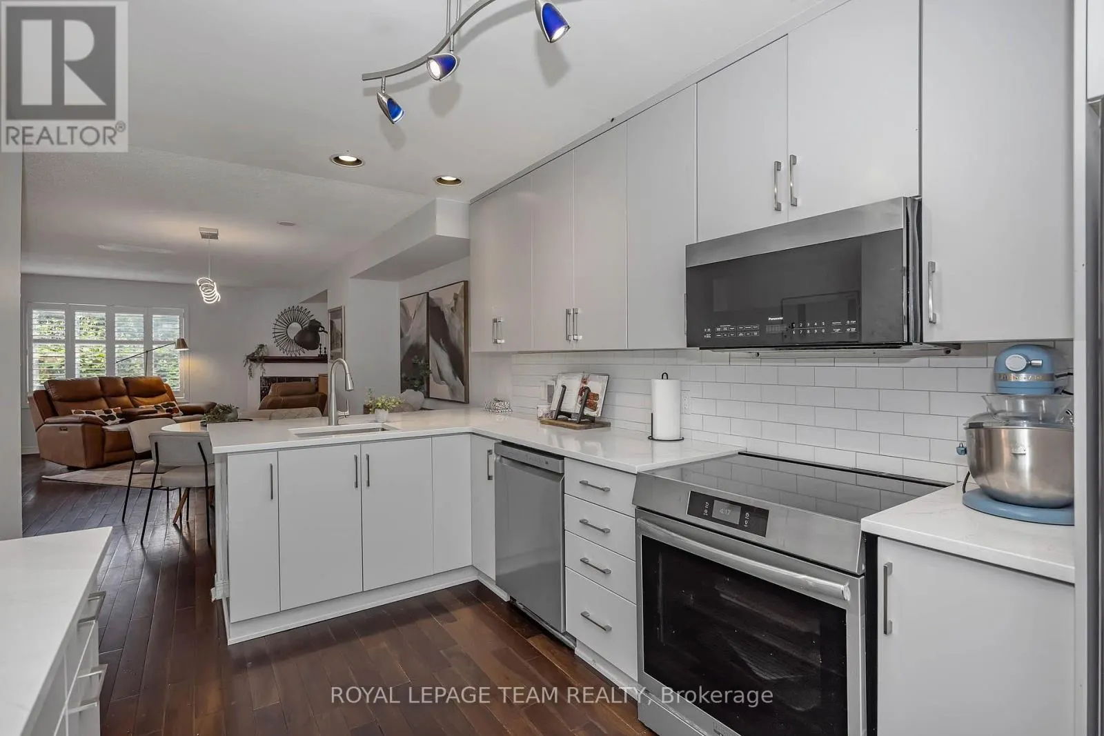 9 - 583 TWEEDSMUIR AVENUE
