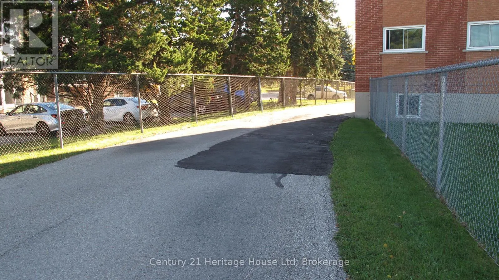 #9 - 16 BRANT AVENUE ##9