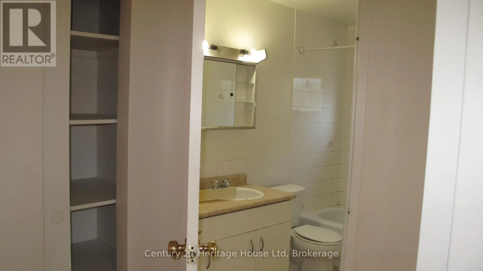 #9 - 16 BRANT AVENUE ##9