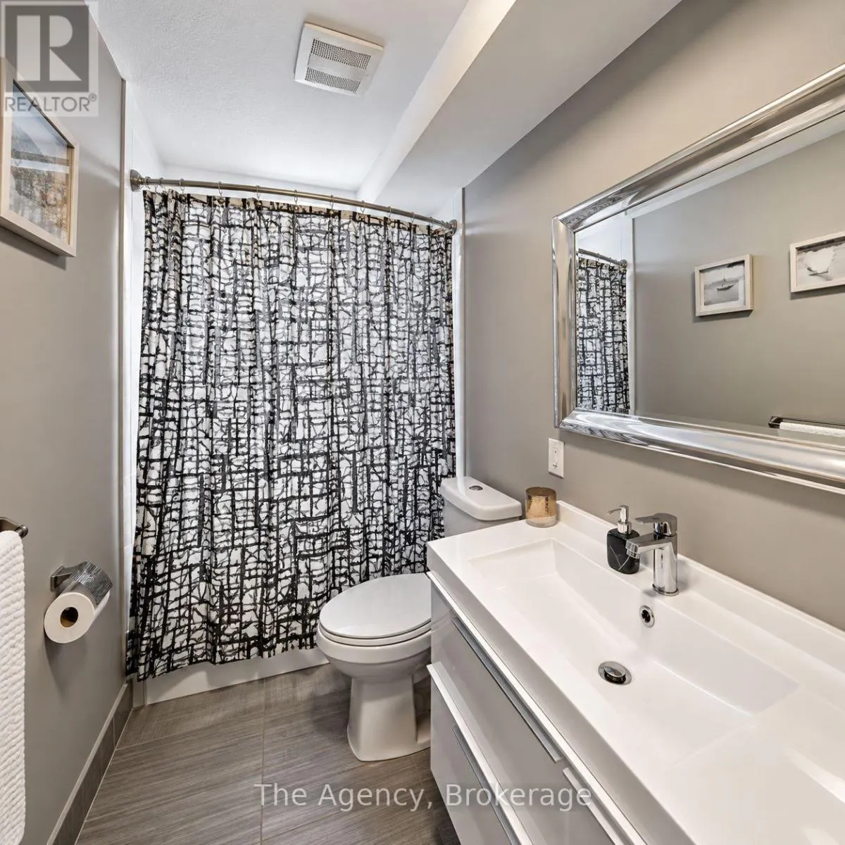 8 - 4538 HURON STREET #8