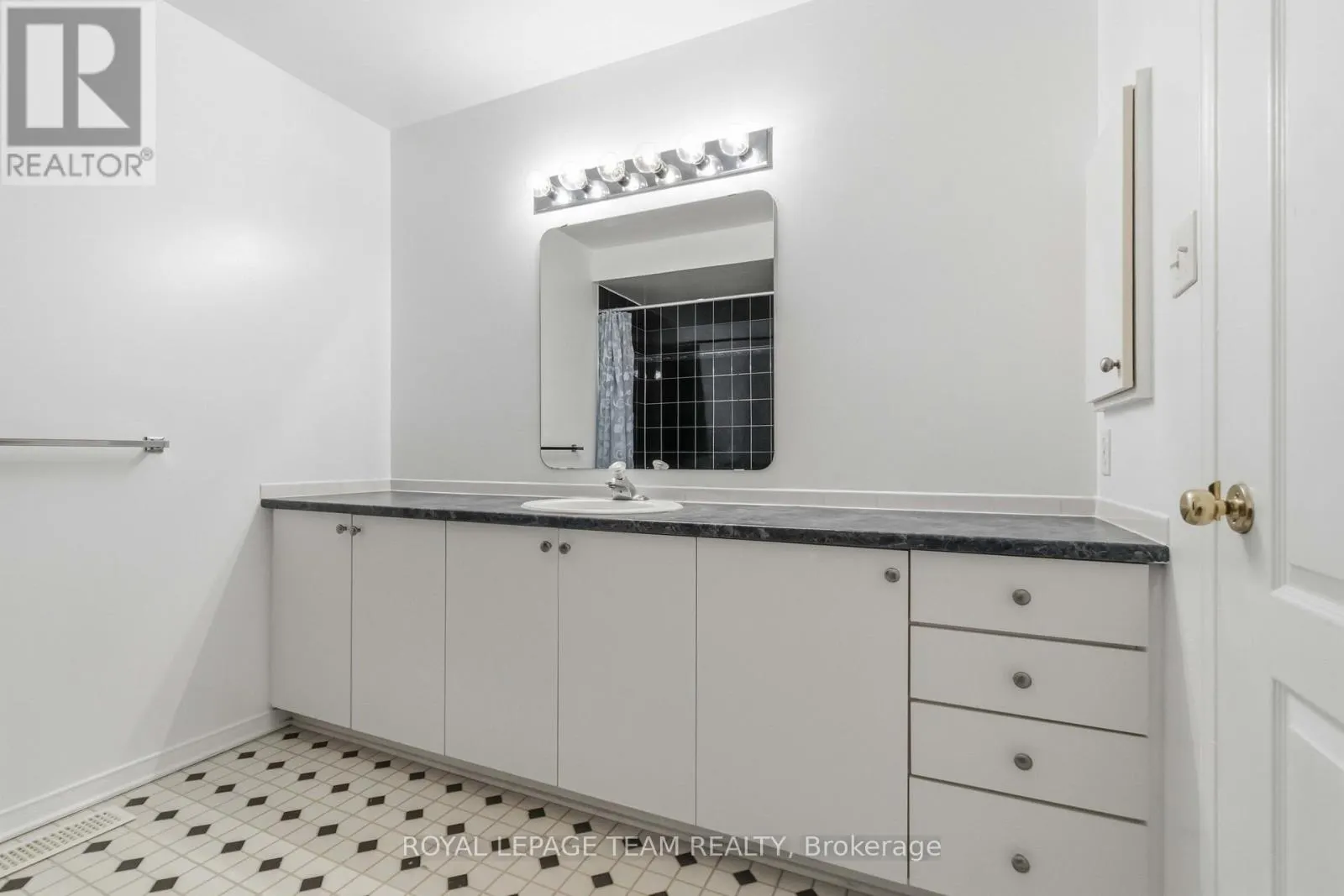 6 WINDCHIME CRESCENT