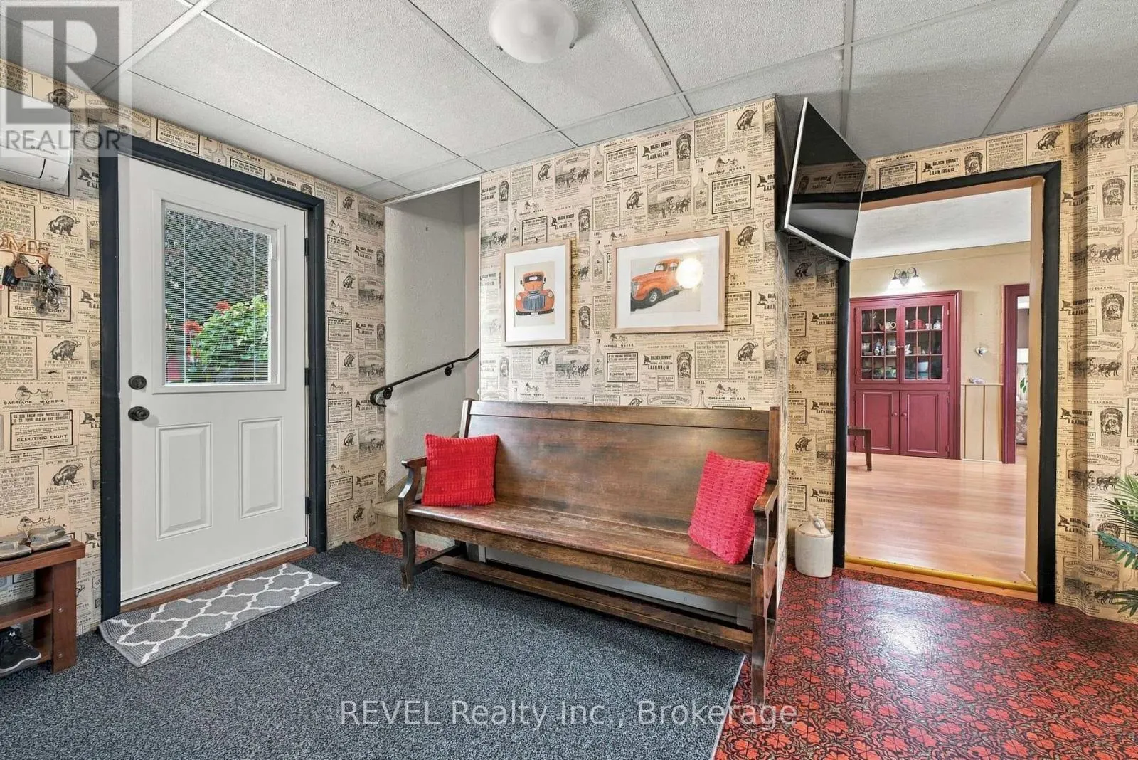 61 QUEEN STREET N