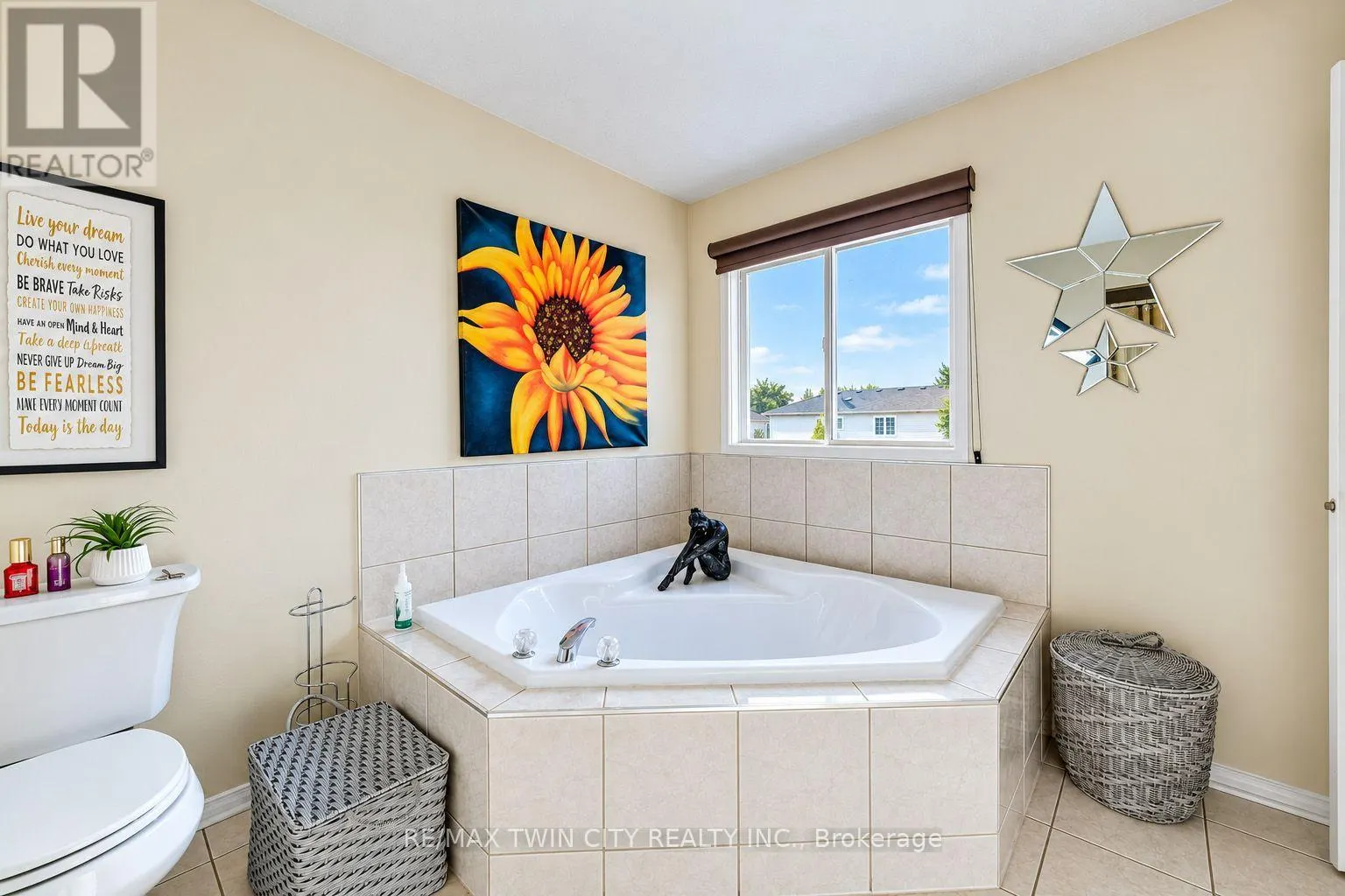 11 PEREGRINE CRESCENT