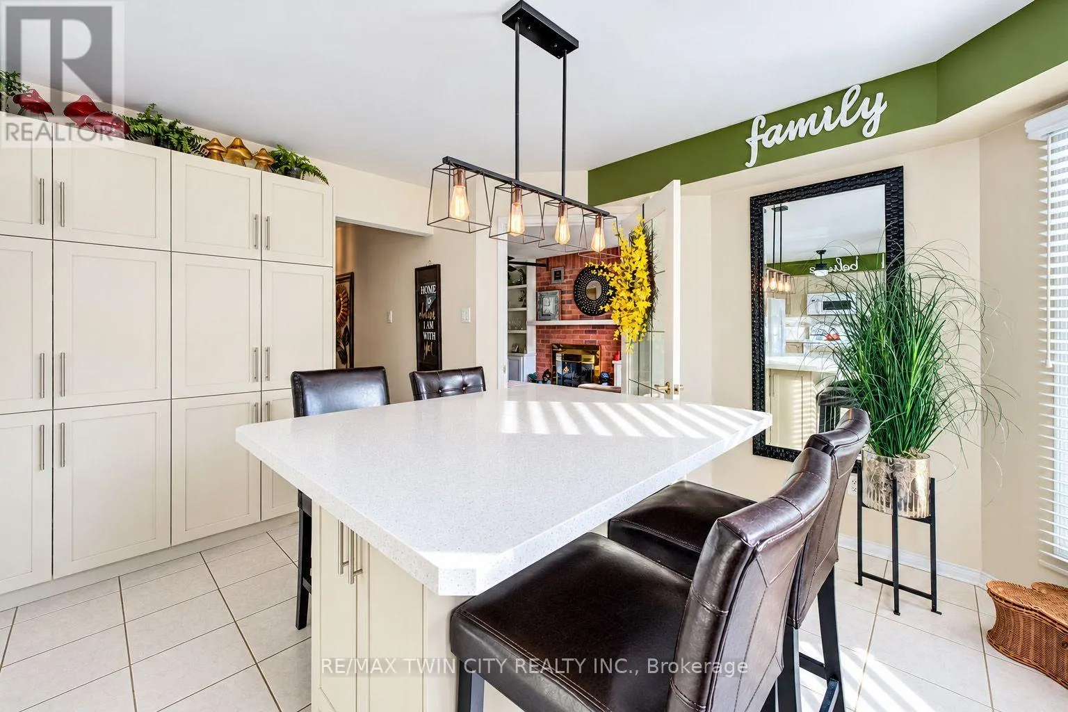 11 PEREGRINE CRESCENT