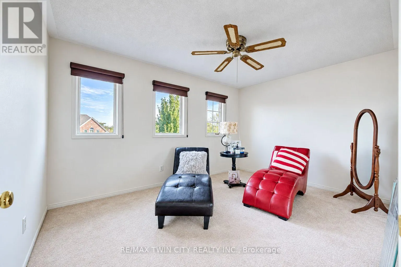 11 PEREGRINE CRESCENT