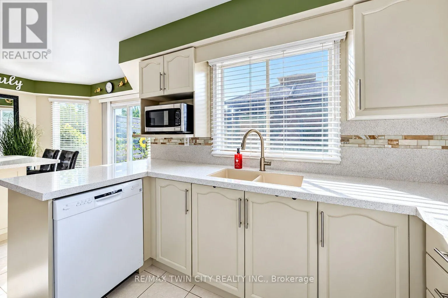 11 PEREGRINE CRESCENT