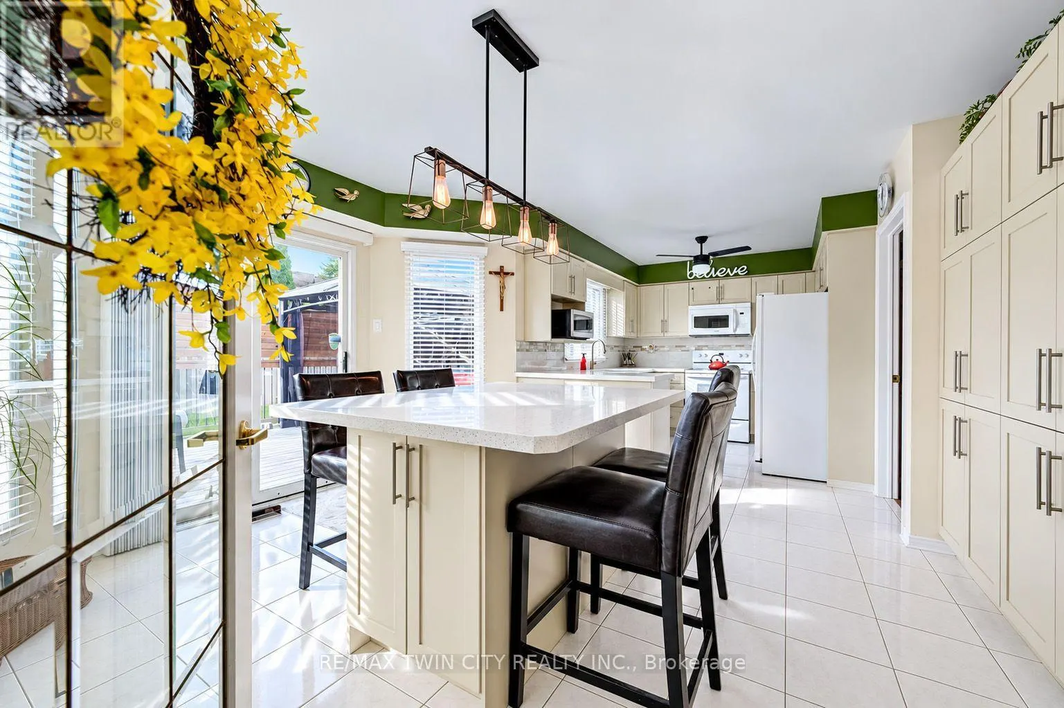 11 PEREGRINE CRESCENT