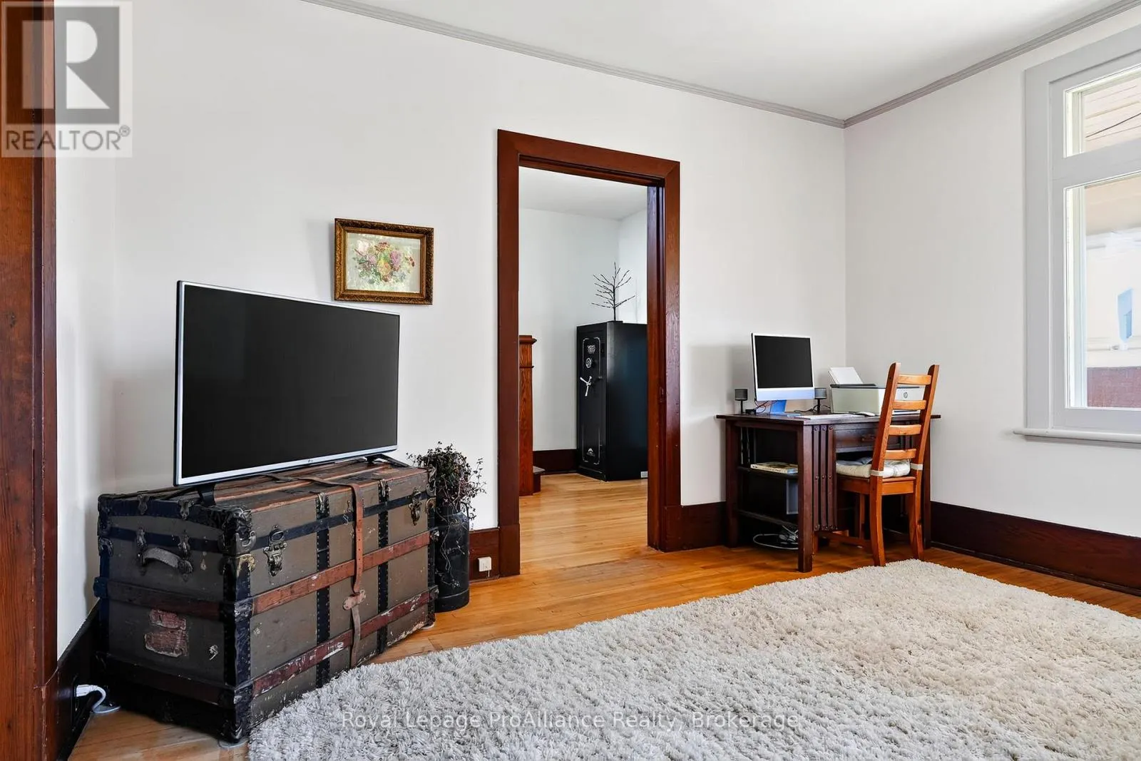 174 UNIVERSITY AVENUE W