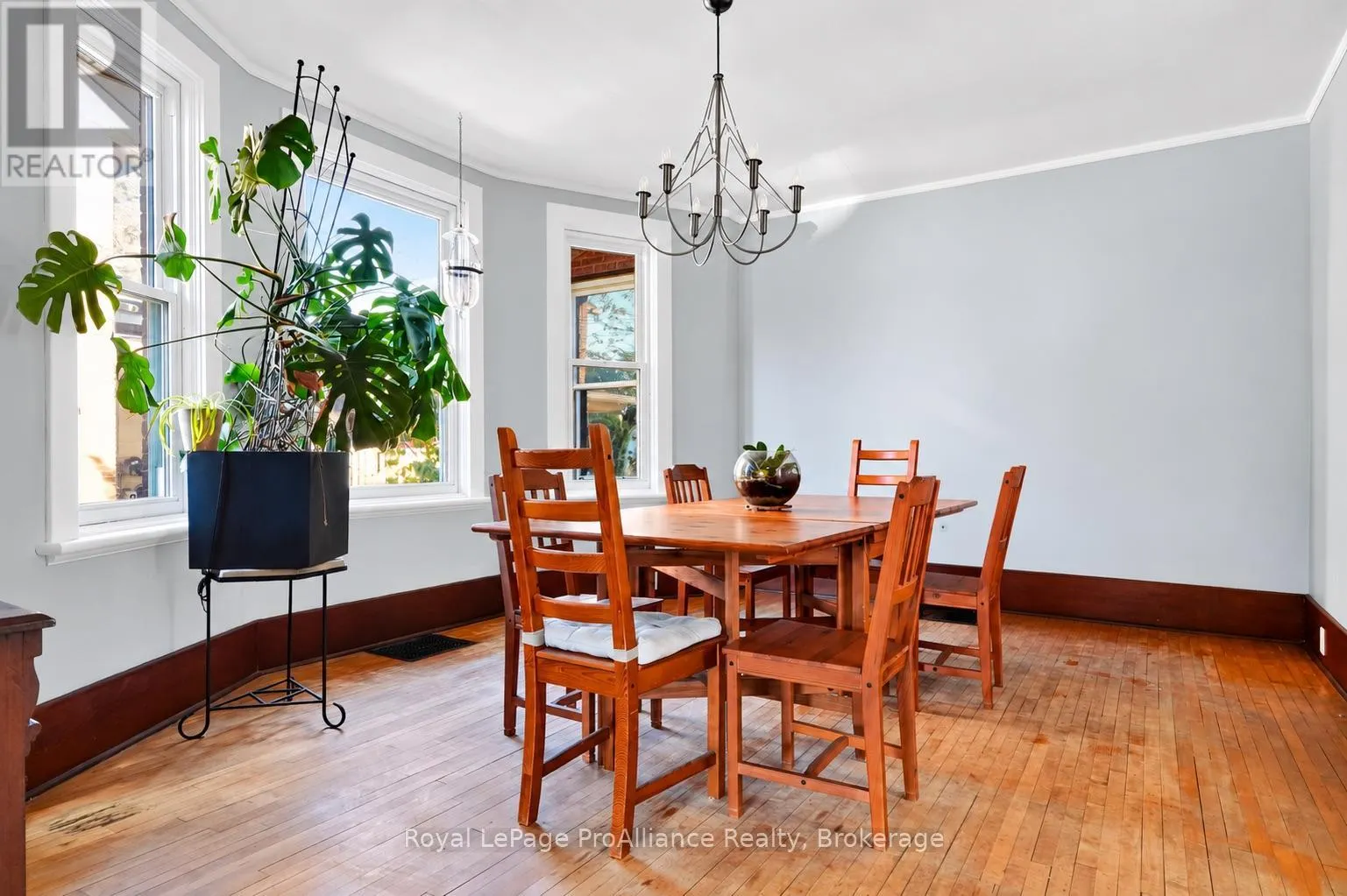 174 UNIVERSITY AVENUE W