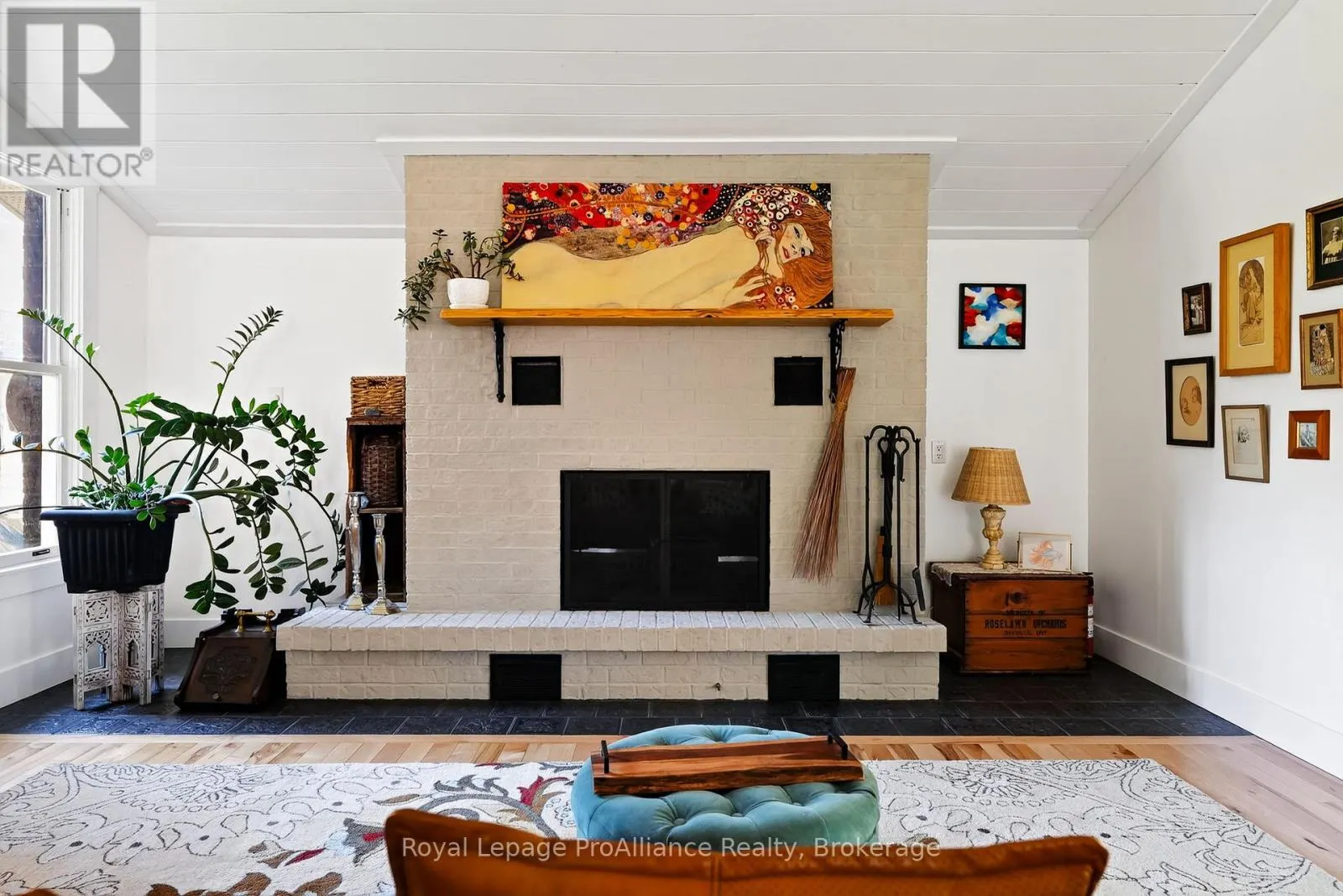 174 UNIVERSITY AVENUE W