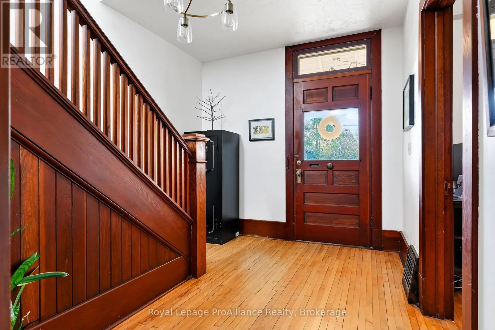 174 UNIVERSITY AVENUE W