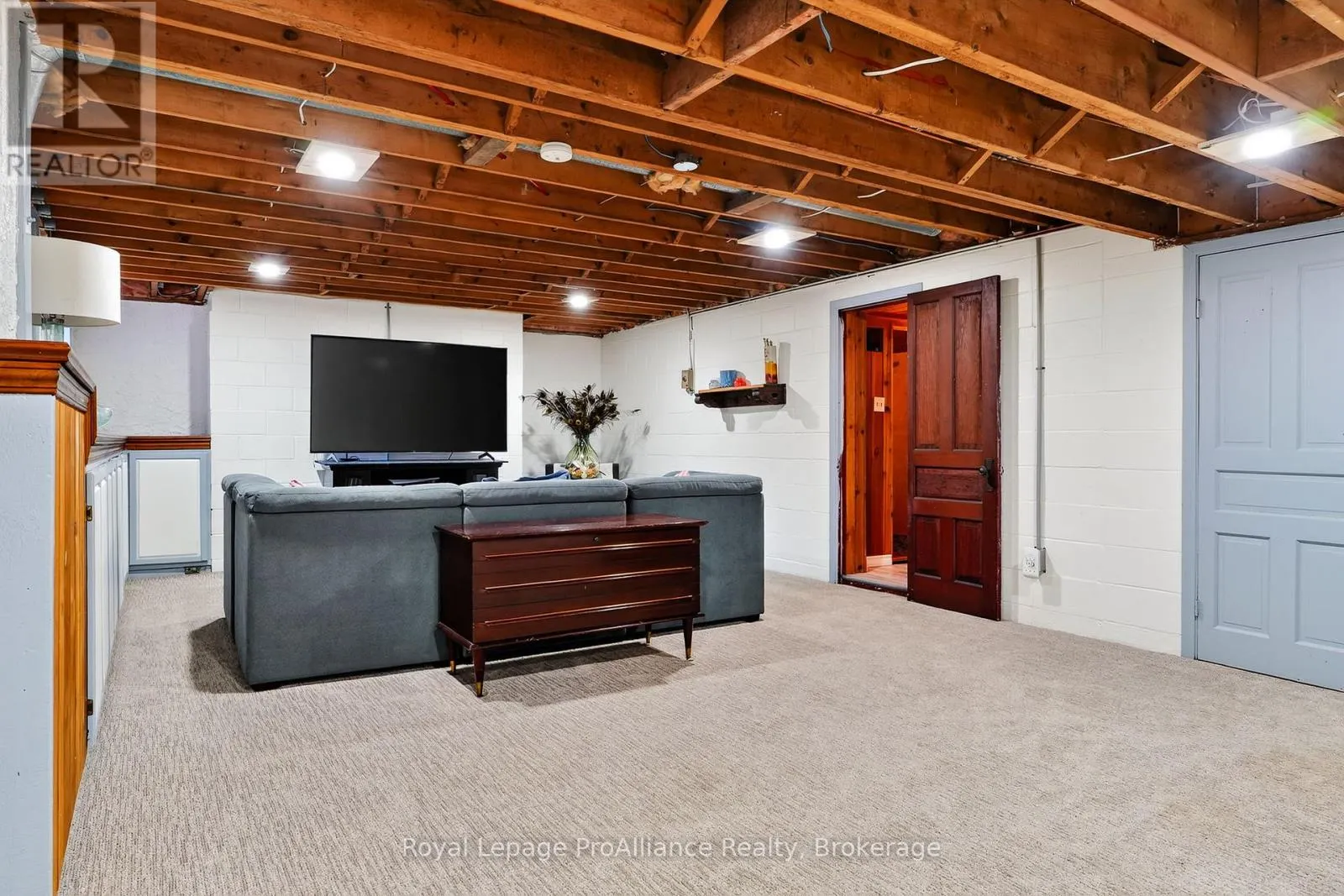 174 UNIVERSITY AVENUE W