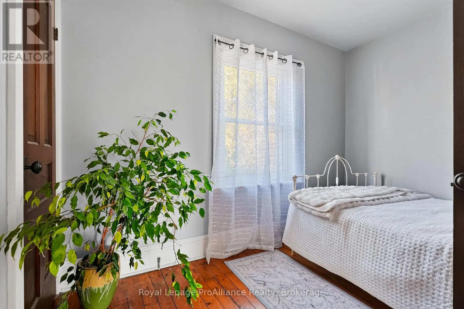 174 UNIVERSITY AVENUE W