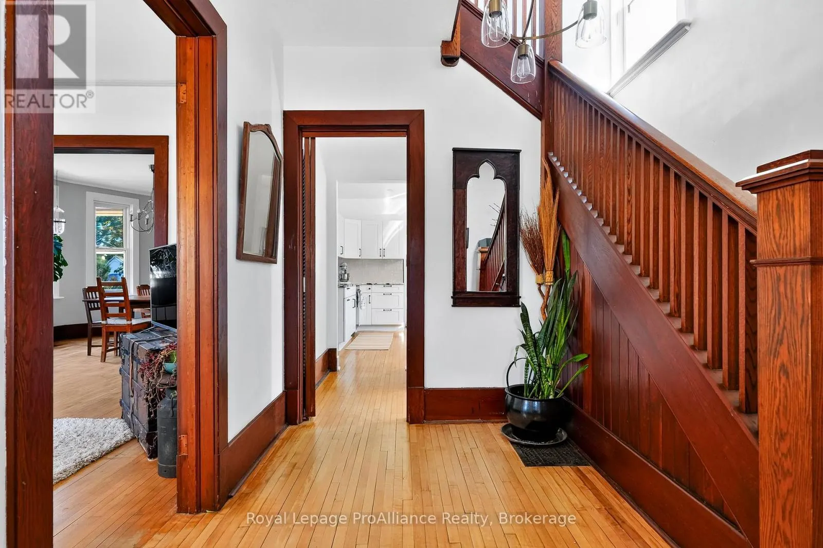 174 UNIVERSITY AVENUE W