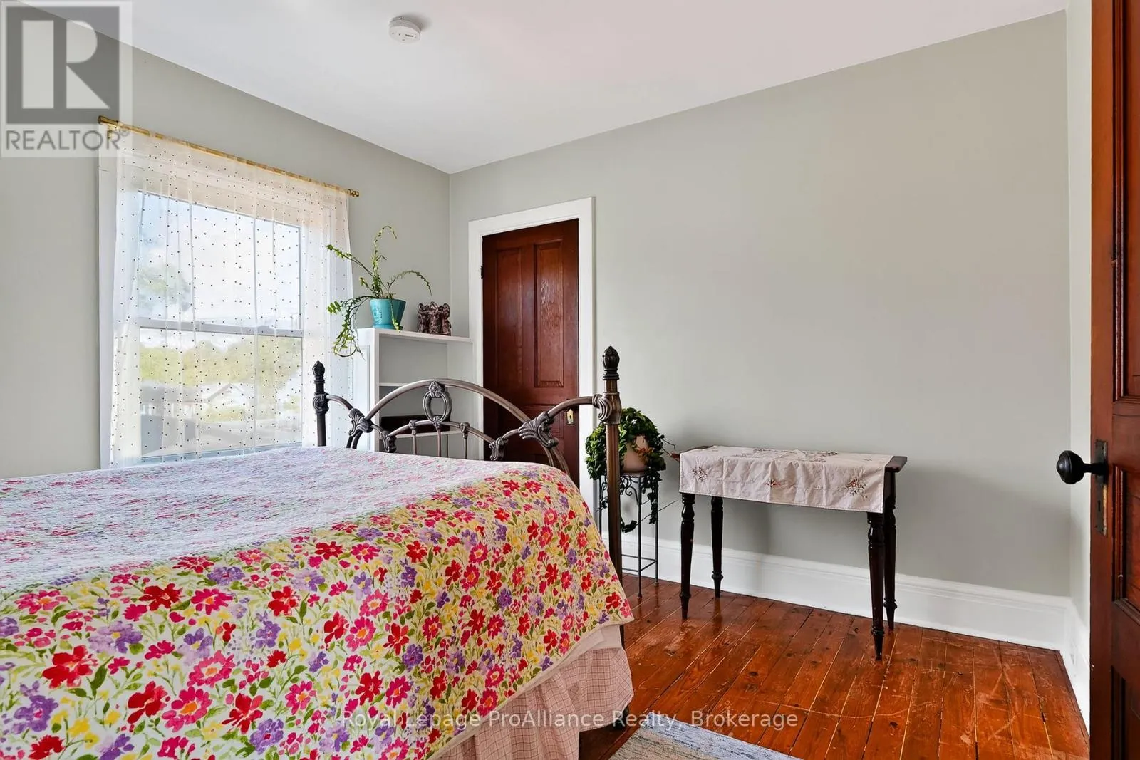 174 UNIVERSITY AVENUE W