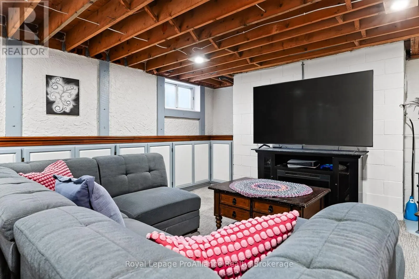 174 UNIVERSITY AVENUE W