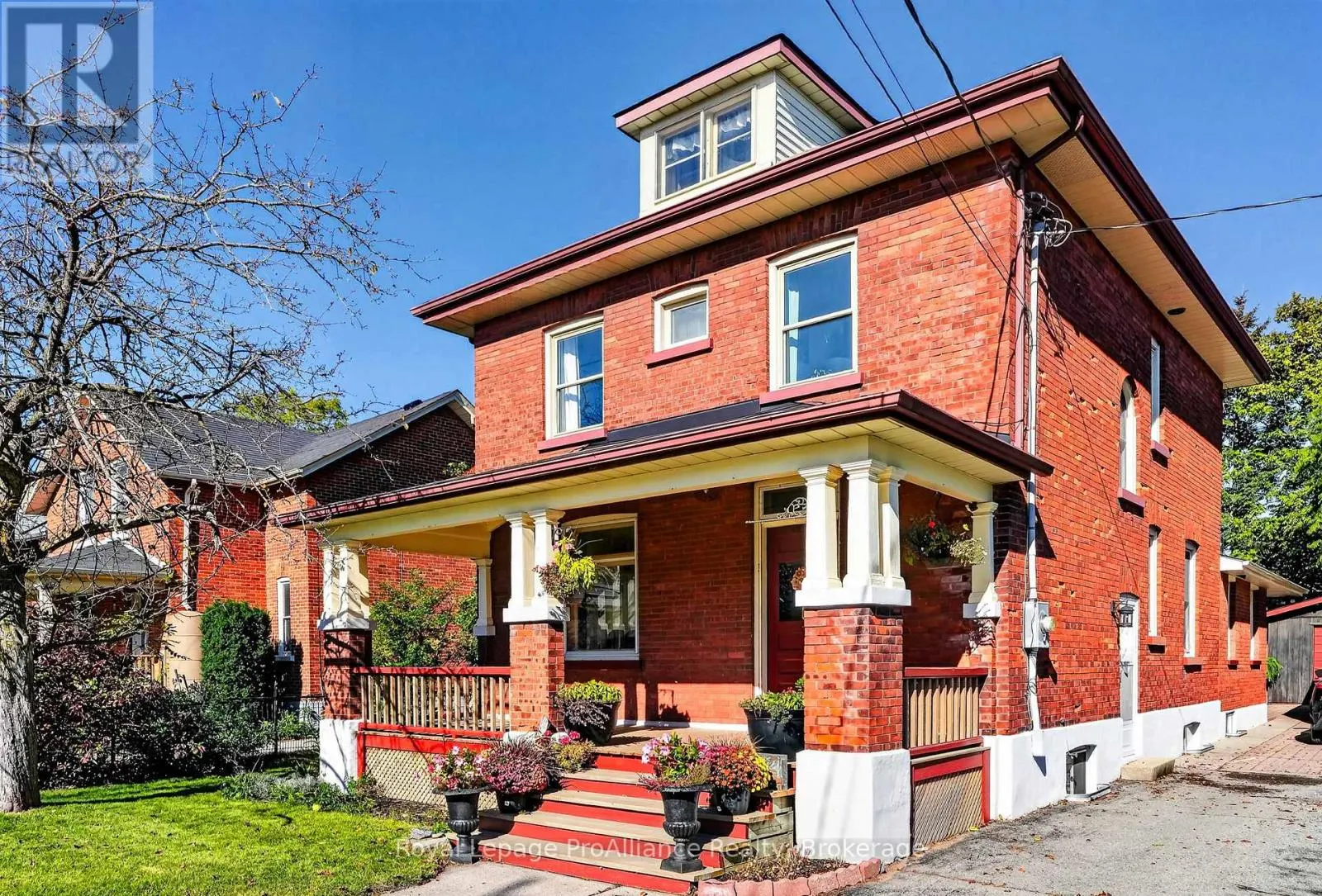 174 UNIVERSITY AVENUE W