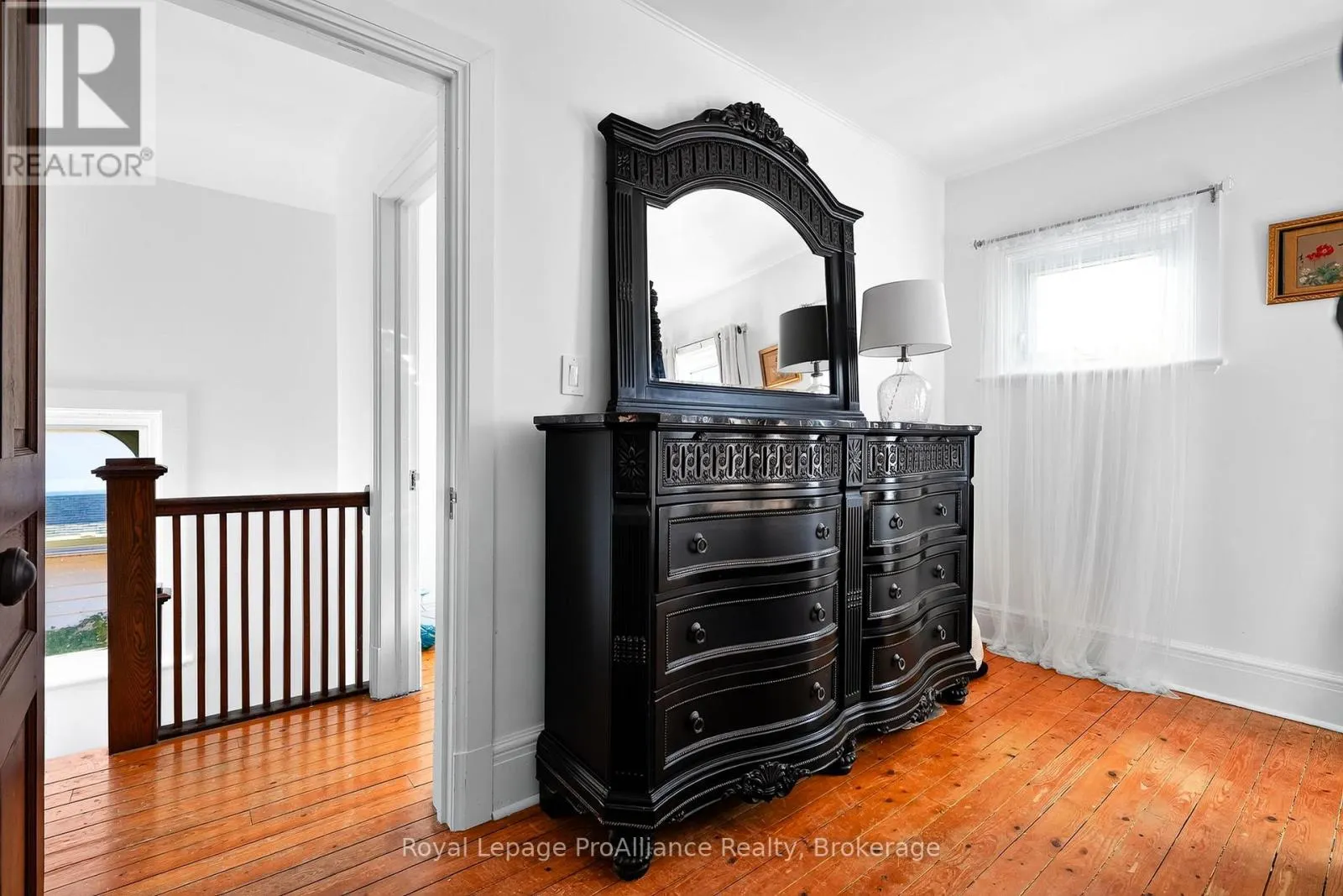 174 UNIVERSITY AVENUE W
