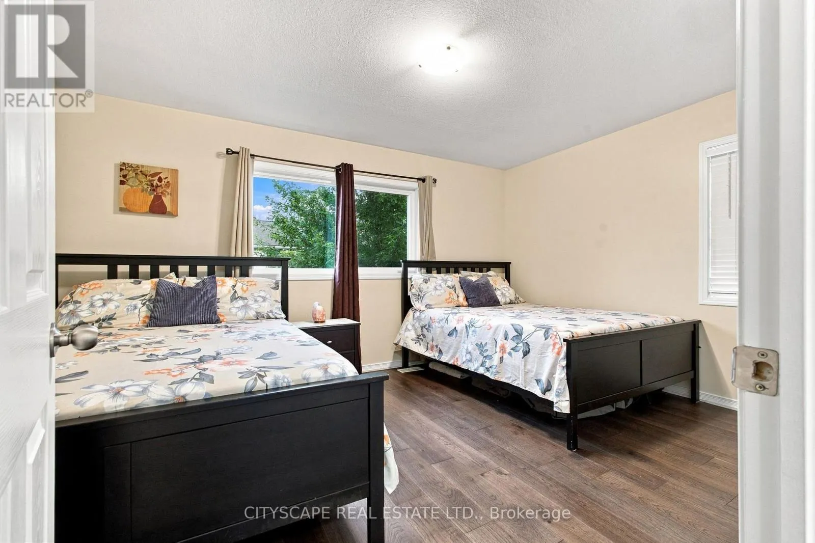 37 - 350 DUNDAS STREET S
