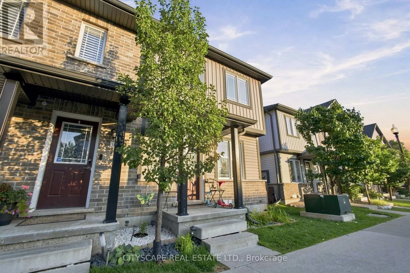 37 - 350 DUNDAS STREET S