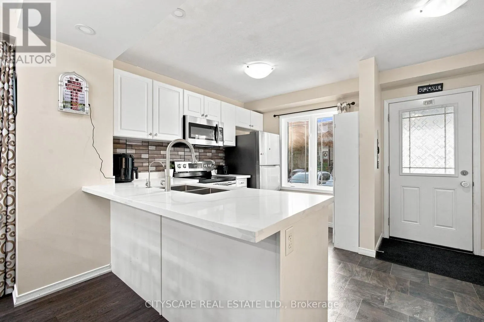 37 - 350 DUNDAS STREET S