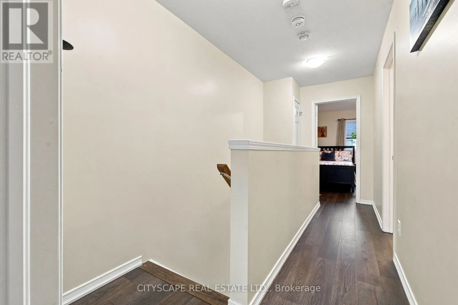 37 - 350 DUNDAS STREET S