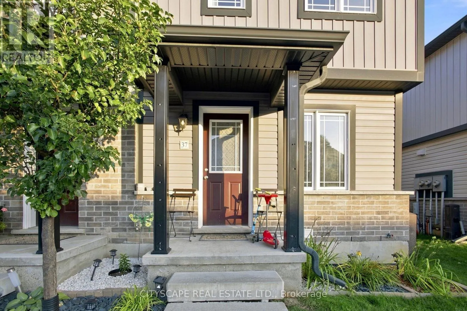 37 - 350 DUNDAS STREET S