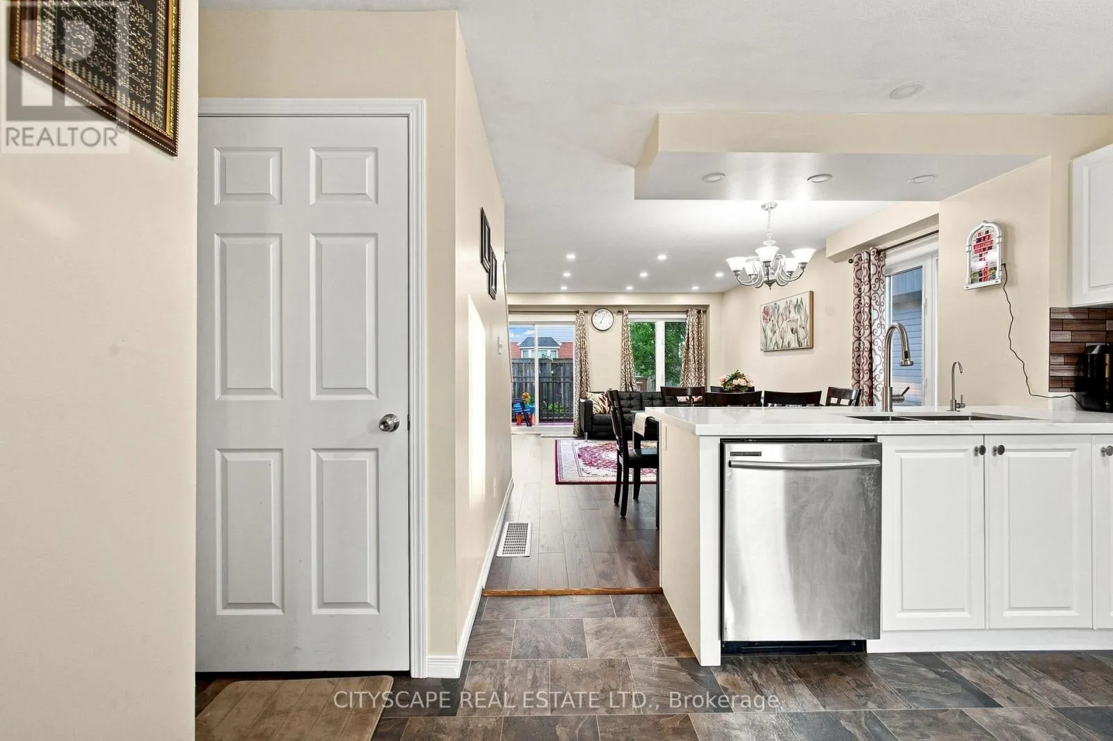 37 - 350 DUNDAS STREET S