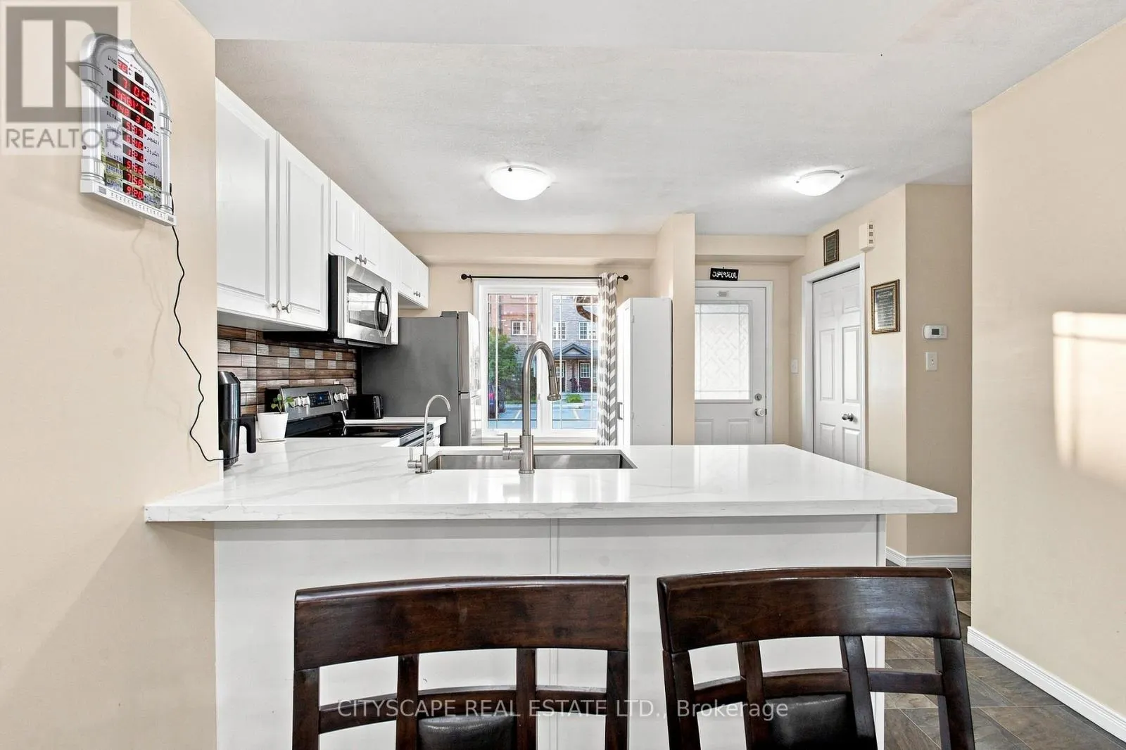 37 - 350 DUNDAS STREET S