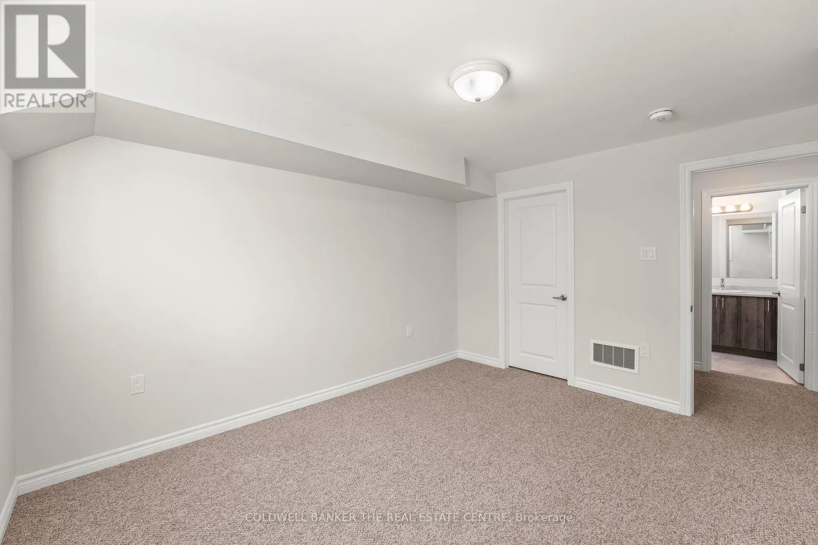 19 - 17 LAKEWOOD CRESCENT