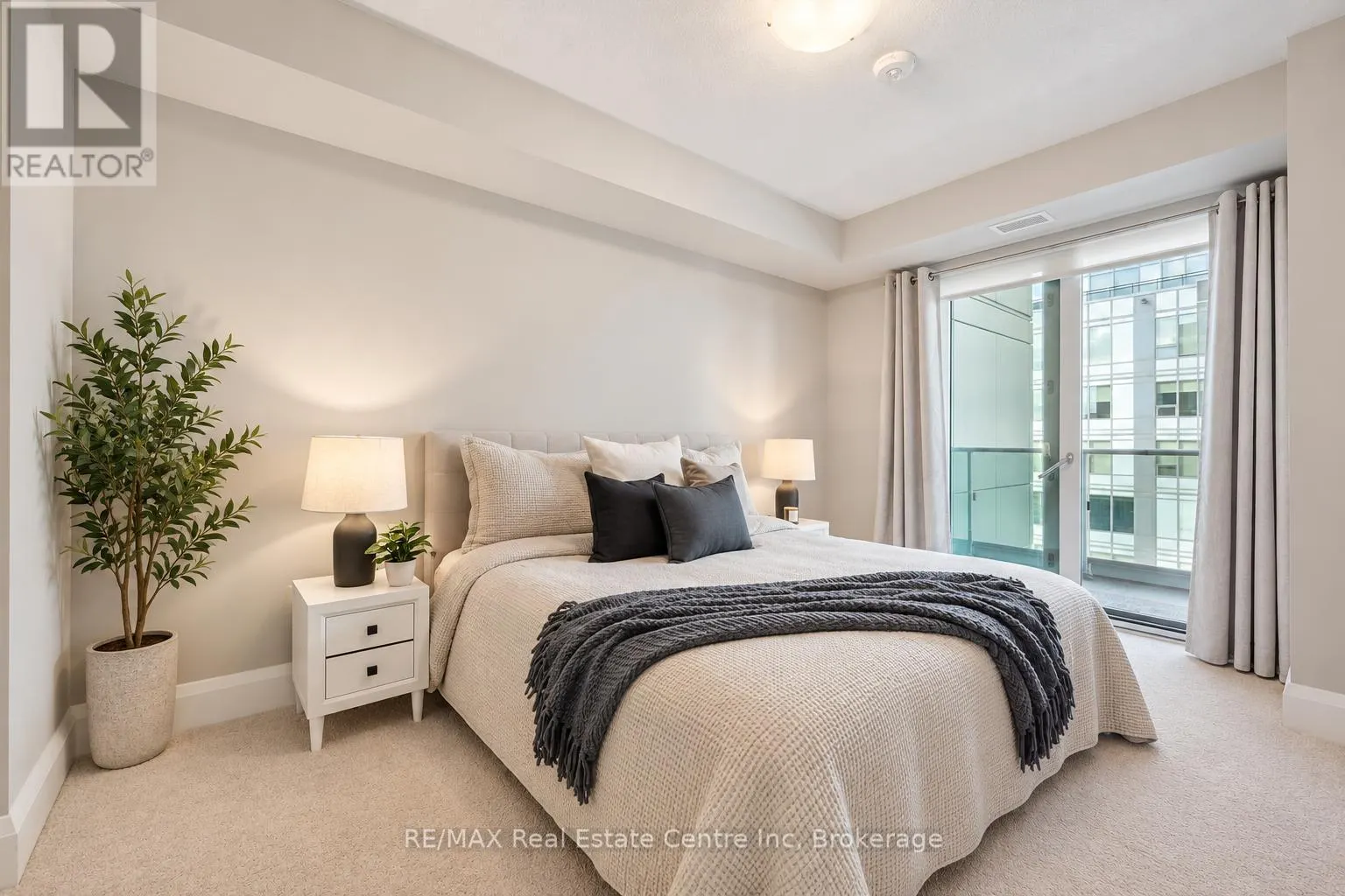 807 - 73 ARTHUR STREET S #807