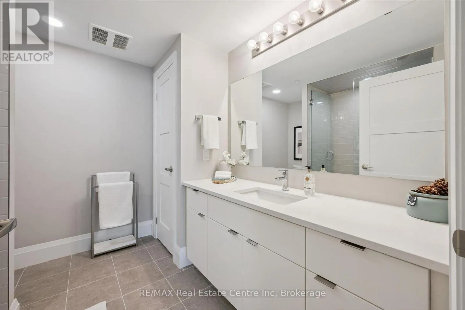 807 - 73 ARTHUR STREET S #807