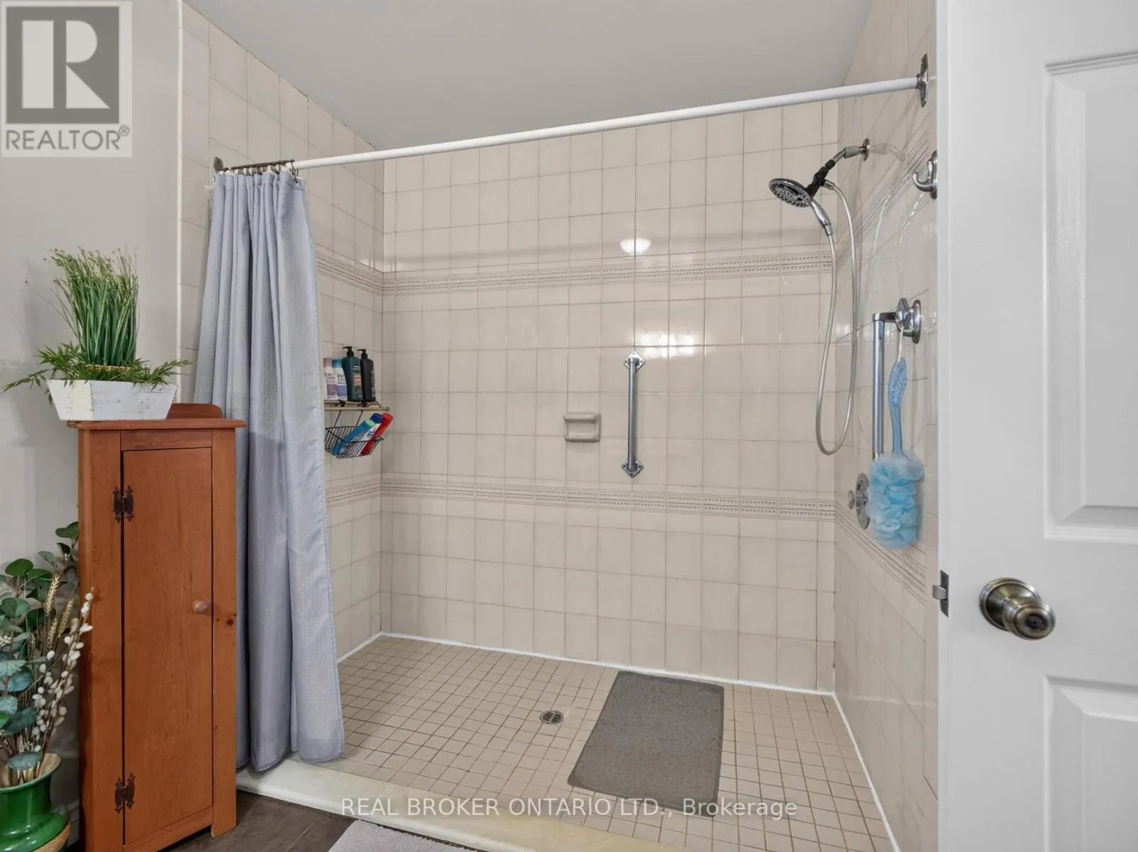 133 LEASIDE DRIVE