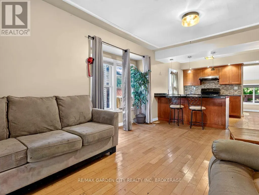 15 RODMAN STREET