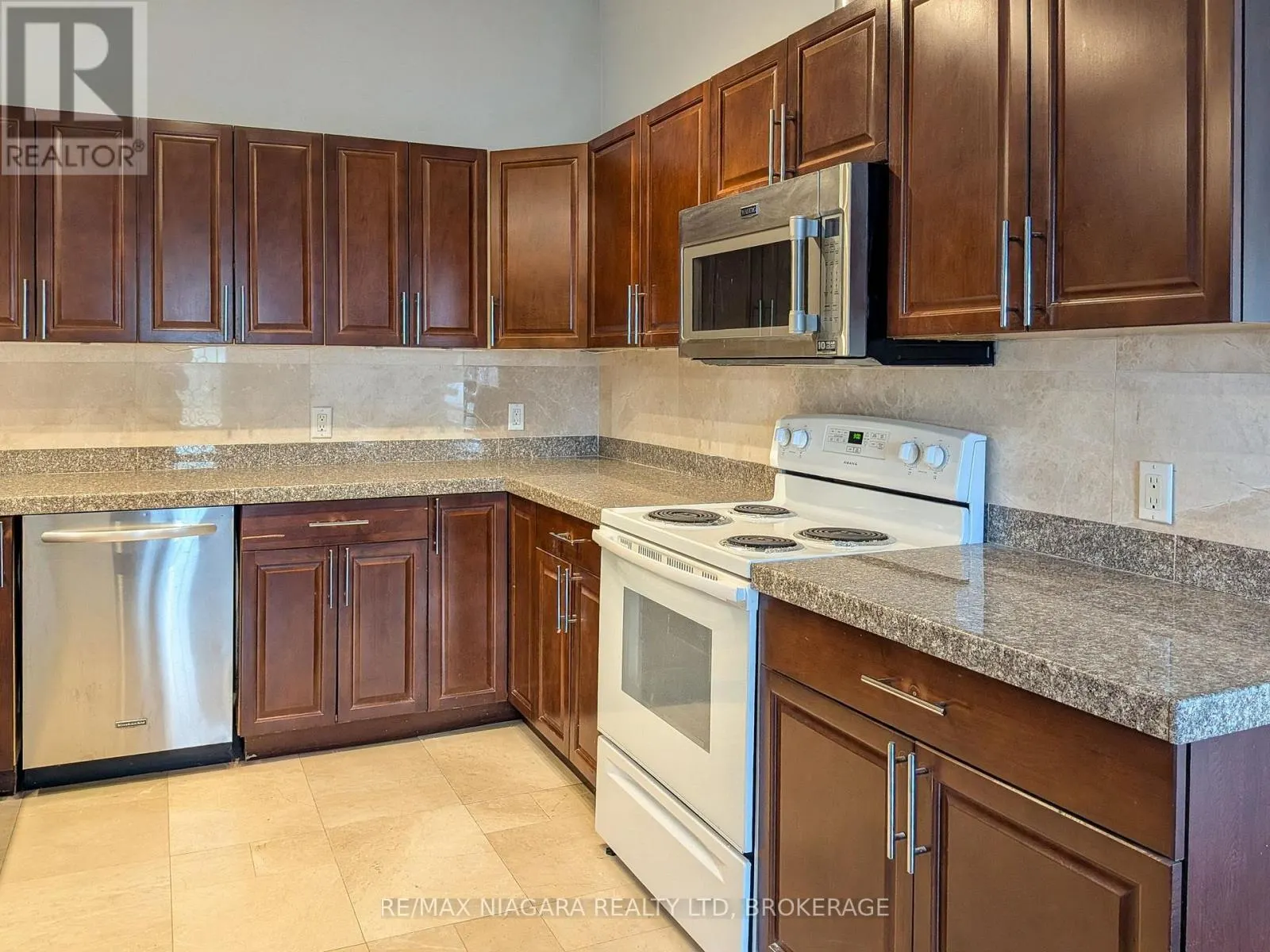 6122 MAYFAIR DRIVE