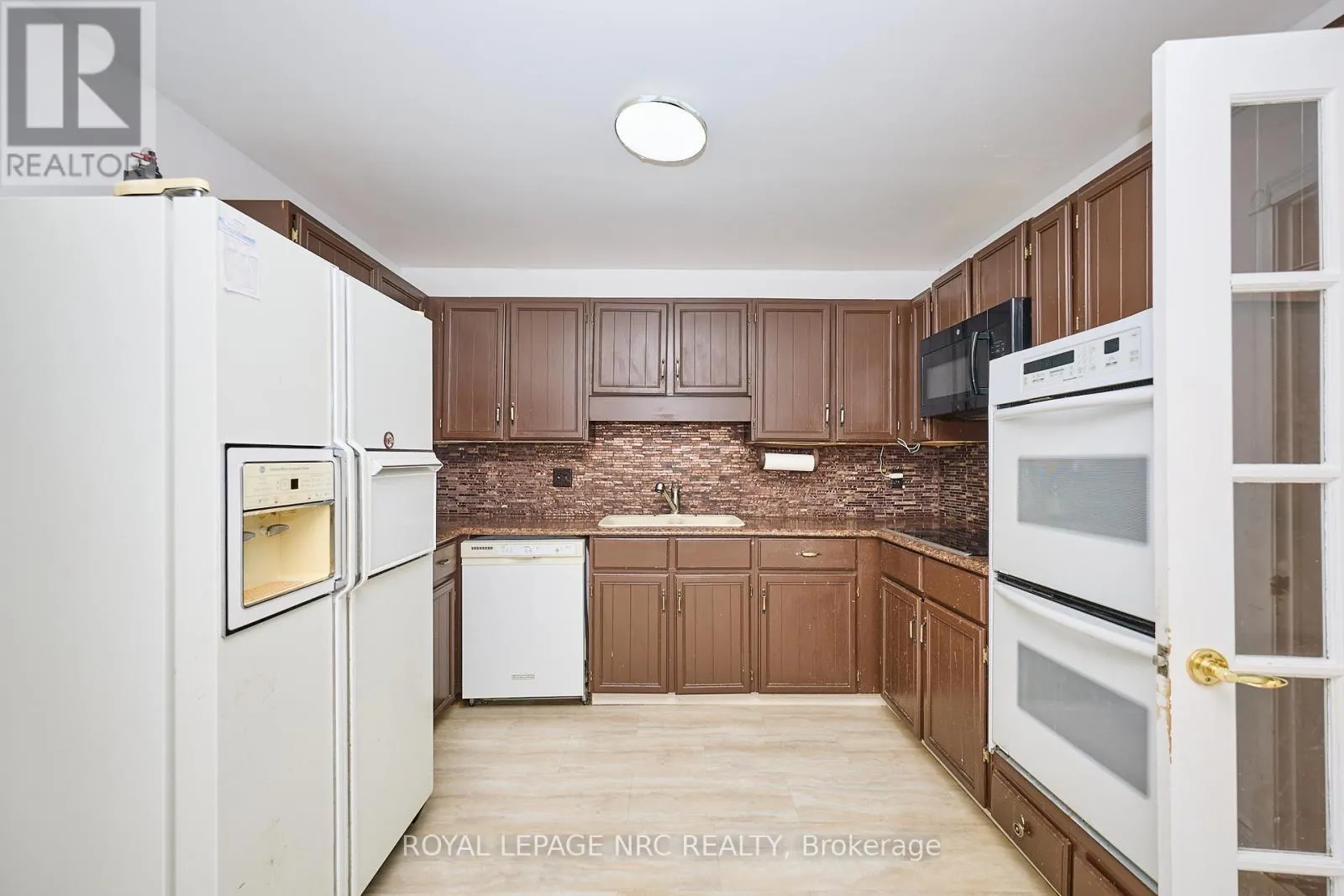 4040 LAKESHORE ROAD